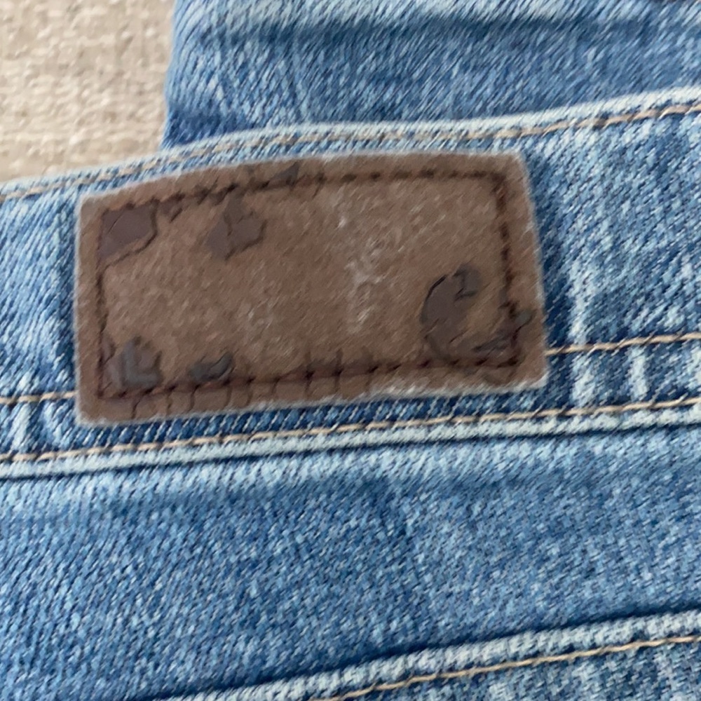 Lee classic fit straight leg at the waist jeans. Size 6P - Picture 8 of 8